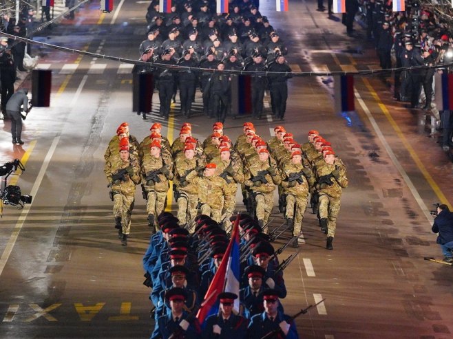 Свечани дефиле Свечани дефиле - Фото: РТРС