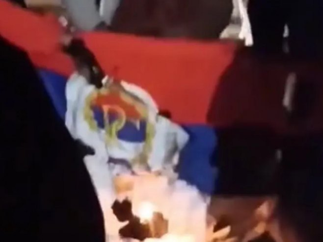 Запаљена застава Републике Српске (фото: www.atvbl.rs) Запаљена застава Републике Српске (фото: www.atvbl.rs) -
