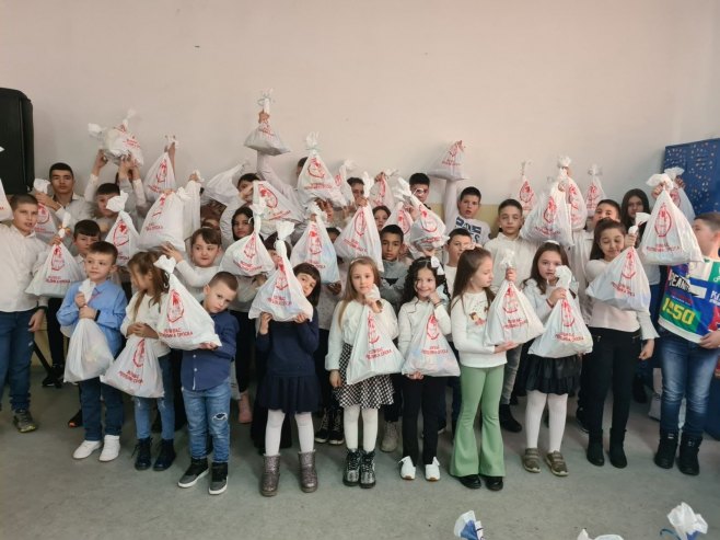 Paketići za djecu Kosova i Metohije (foto: RTRS)