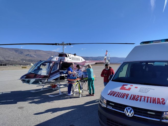 Породиља из Бањалуке хеликоптером превезена на неурохирургију у Београд