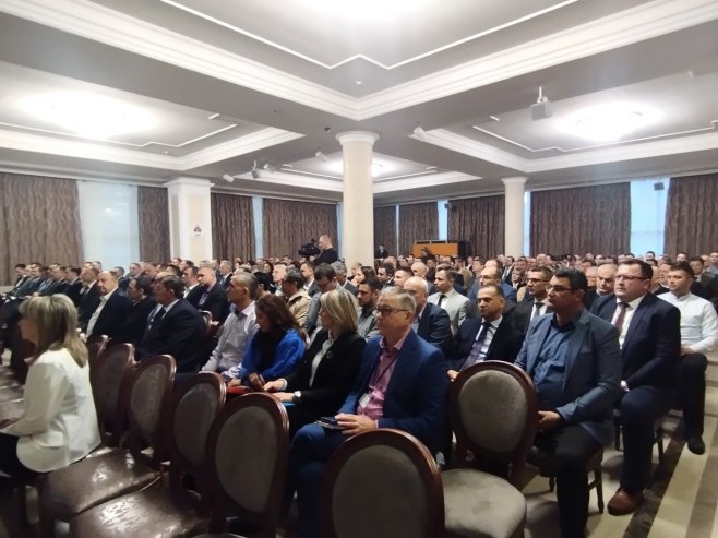 Sastanak Viškovića sa više od 200 učesnika o projektima sa Saudijskim fondom  (Foto: RTRS)