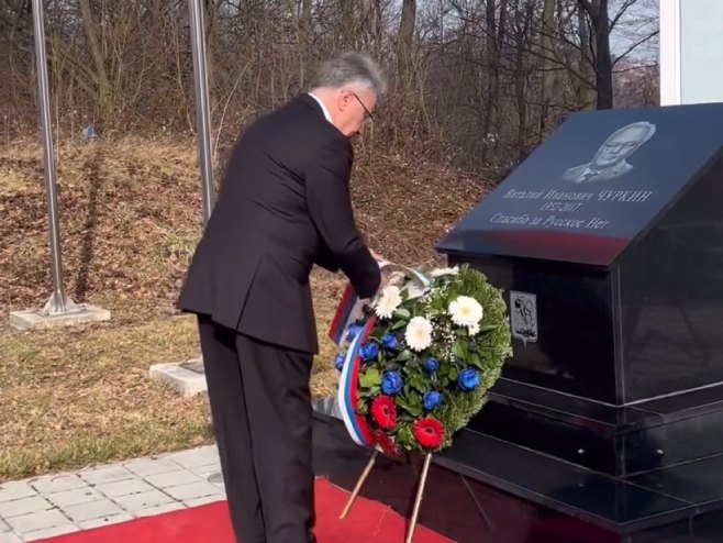 Калабухов полаже вијенце Чуркину Калабухов полаже вијенце Чуркину - Фото: РТРС