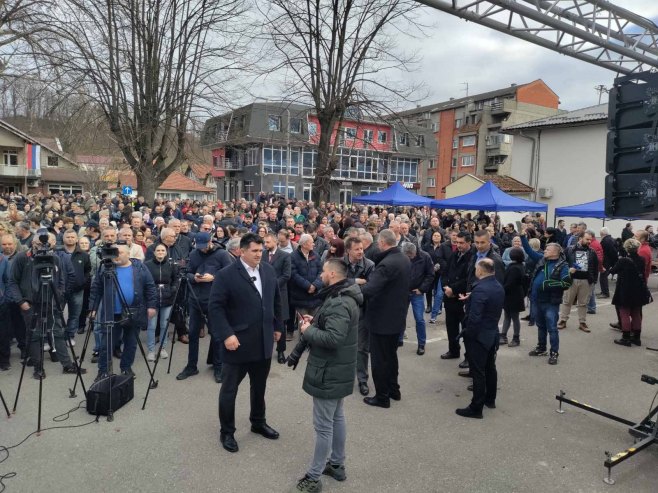 Лопаре, потписивање петиције против рудника литијума Лопаре, потписивање петиције против рудника литијума - Фото: РТРС