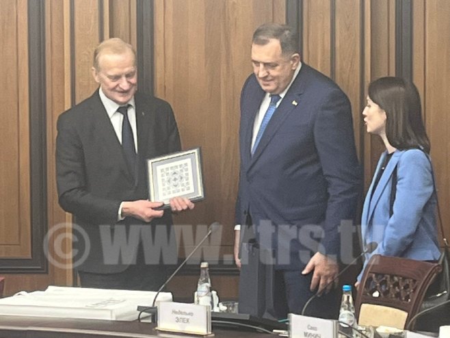 Поклон за предсједника Академије наука (Фото: РТРС)