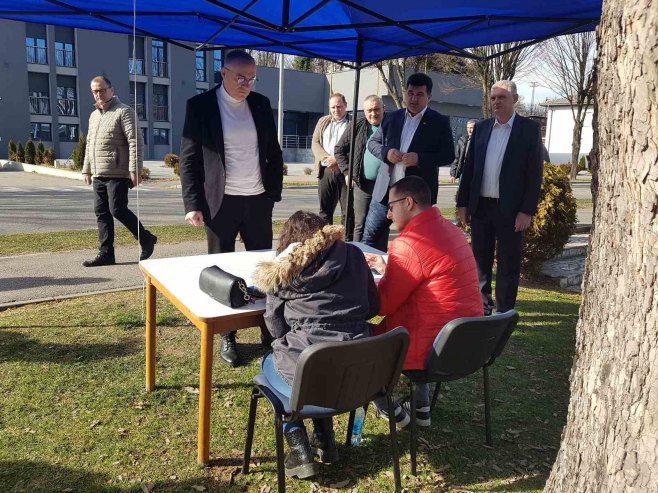 Потписивање петиције Потписивање петиције - Фото: Уступљена фотографија