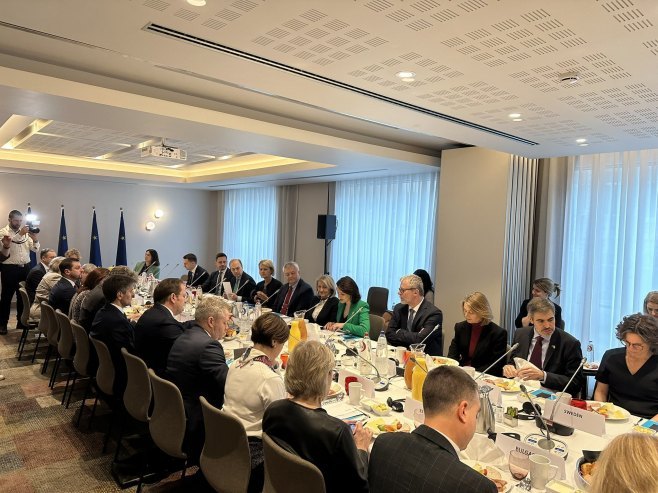 Кришто са члановима Савјетa за опште послове ЕУ Кришто са члановима Савјетa за опште послове ЕУ -