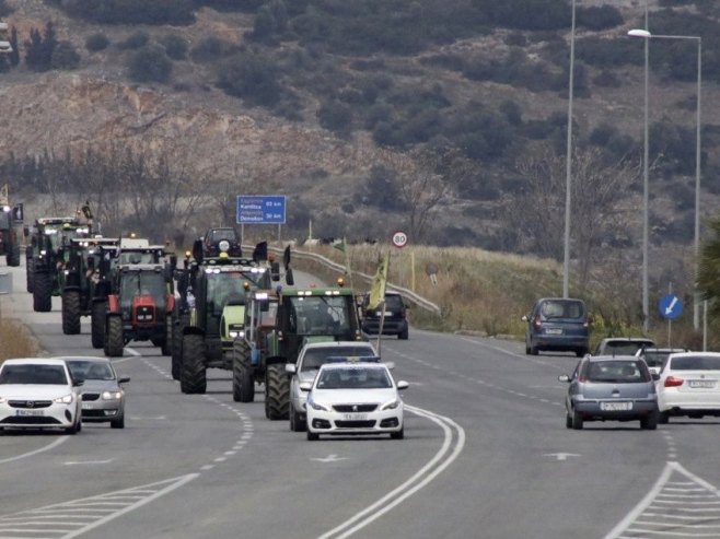 Пољопривредници на путу ка Атини (Фото: EPA/ARIS MARTAKOS) Пољопривредници на путу ка Атини (Фото: EPA/ARIS MARTAKOS) -