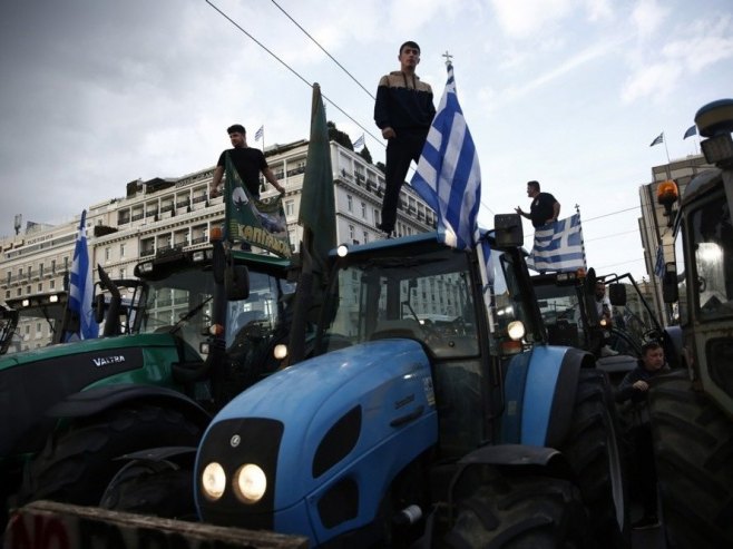 Грчки фармери (фото: EPA/YANNIS KOLESIDIS) Грчки фармери (фото: EPA/YANNIS KOLESIDIS) -