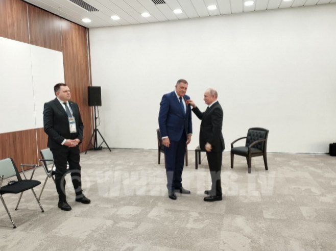 Putin uručuje orden Dodiku (foto: RTRS)