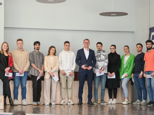 Станивуковић са студентима (Фото: banjaluka.rs.ba) Станивуковић са студентима (Фото: banjaluka.rs.ba) -