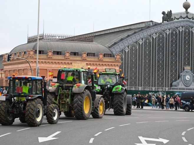Пољопривредници довезли стотине трактора у Мадрид (ВИДЕО)