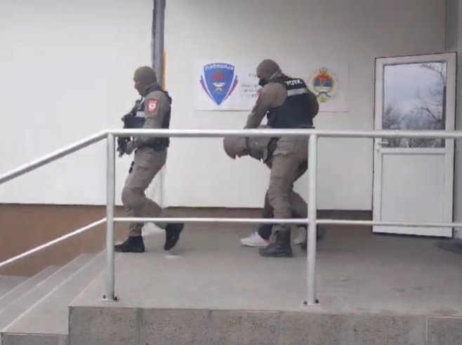 Спровођење ухапшеног у Акцији "Кум" Спровођење ухапшеног у Акцији "Кум" - Фото: Screenshot