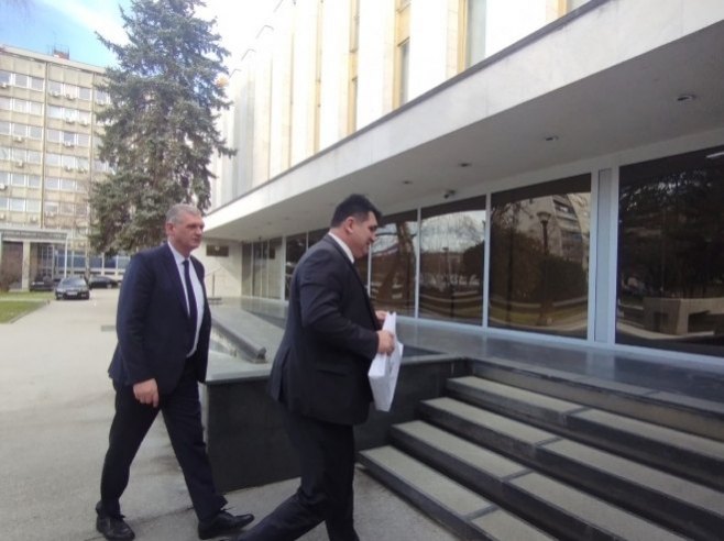 Радо Савић предаје петицију Радо Савић предаје петицију - Фото: РТРС