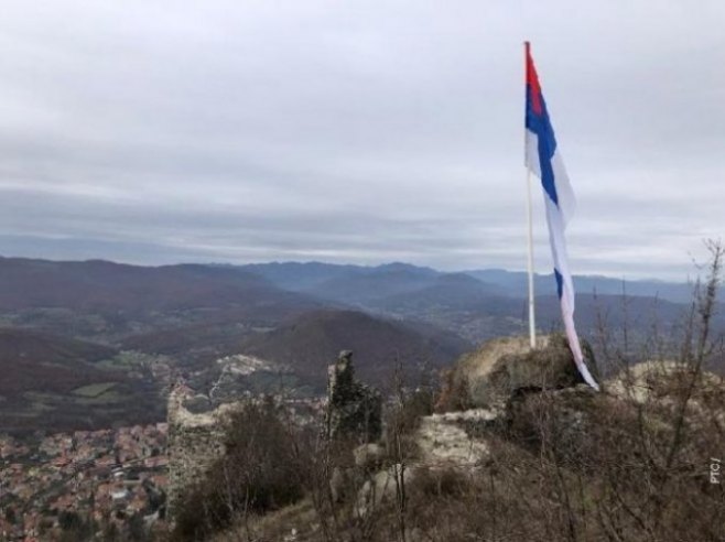 Српска застава на тврђави Звечан Српска застава на тврђави Звечан - Фото: РТС
