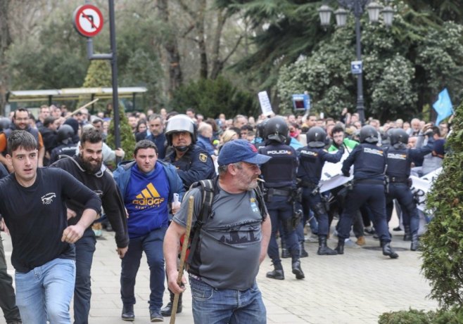 Протести пољопривредника (фото: EPA-EFE/J.L.Cereijido - илустрација) Протести пољопривредника (фото: EPA-EFE/J.L.Cereijido - илустрација) -