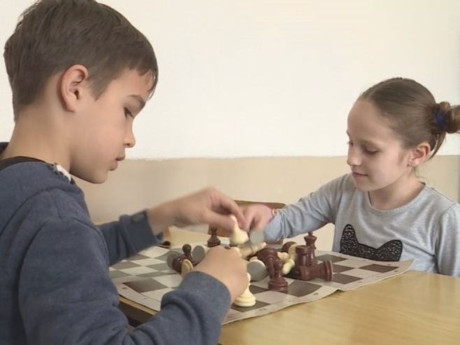 Андреа и Андрија дијеле школску клупу, задатке, али и шаховску таблу (ВИДЕО)