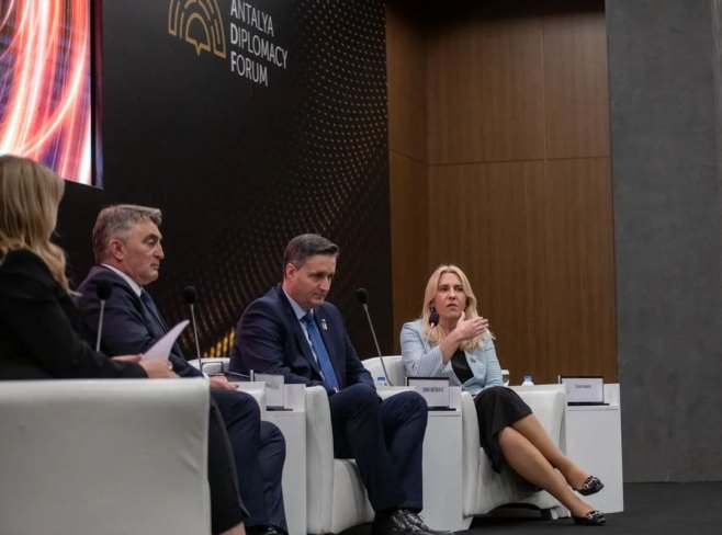 Жељка Цвијановић у Анталији (Фото: instagram.com/zeljka.cvijanovic) Жељка Цвијановић у Анталији (Фото: instagram.com/zeljka.cvijanovic) -