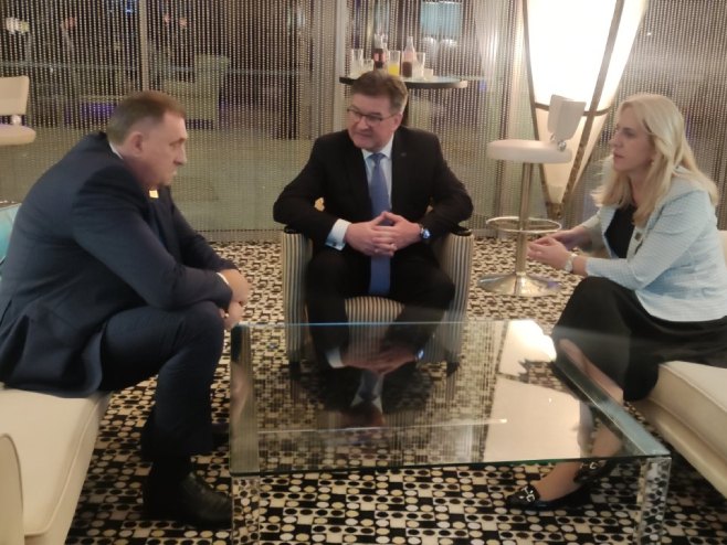 Додик и Цвијановић са Лајчаком Додик и Цвијановић са Лајчаком - Фото: РТРС