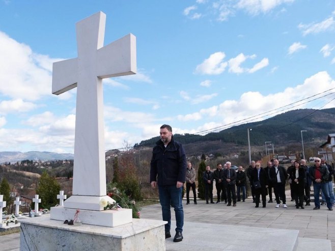 Кошарац одао почаст страдалима, Војничко гробље у Миљевићима (фото: instagram.com/stasa.kosarac) - 