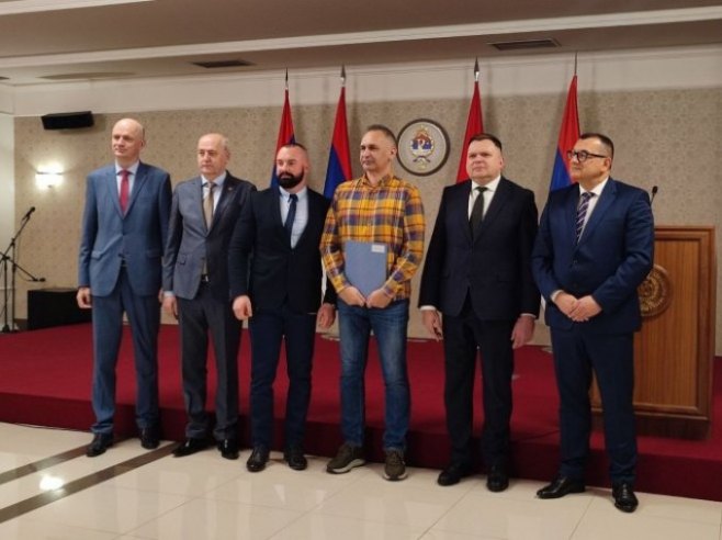 Промоција и потписивање уговора (фото: twitter.com/mnrvoid_rs) Промоција и потписивање уговора (фото: twitter.com/mnrvoid_rs) -