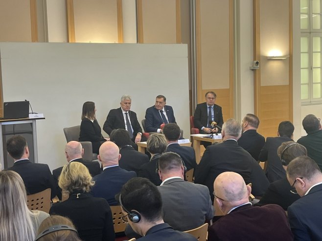 Dodik na panel diskusiji u Beču (Foto: RTRS)