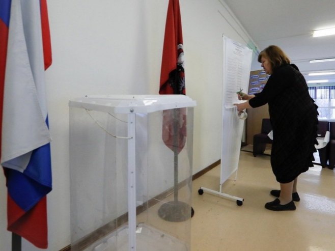 Избори у Русији (Фото: EPA/YURI KOCHETKOV) - 