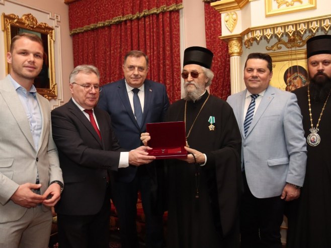 Званичници са владиком Јефремом Званичници са владиком Јефремом - Фото: predsjednikrs.rs/Borislav Zdrinja