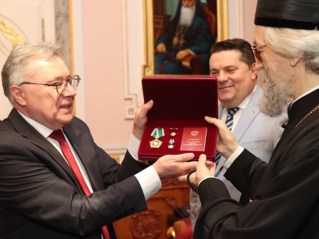 Званичници са владиком Јефремом (фото: predsjednikrs.rs/Borislav Zdrinja )