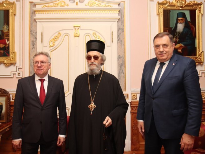 Званичници са владиком Јефремом (фото: predsjednikrs.rs/Borislav Zdrinja )