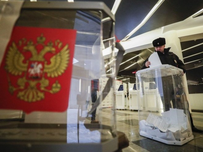 Избори у Русији (Фото: EPA/MAXIM SHIPENKOV) - 