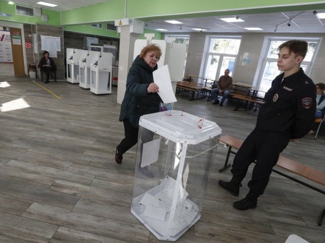 Избори у Русији (Фото: EPA-EFE/MAXIM SHIPENKOV) - 