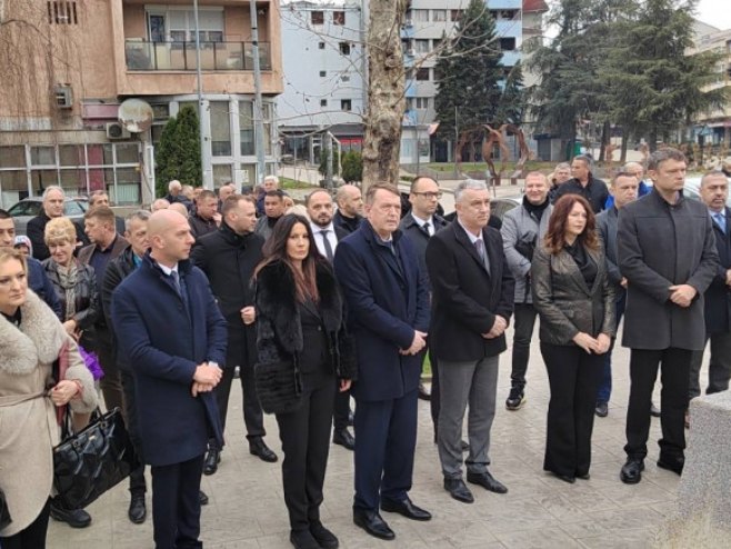 Сјеверна Митровица полагање вијенаца (Фото: kosovo-online.com) - 