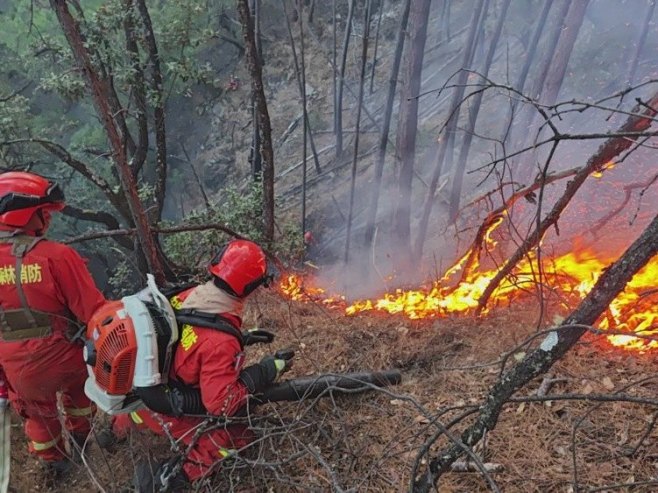Пожар у Сечуану (Фото: EPA/Kang Jinqian CHINA OUT) - 