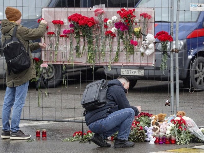 Moskva - građani odaju počast (Foto: EPA/MAXIM SHIPENKOV) 