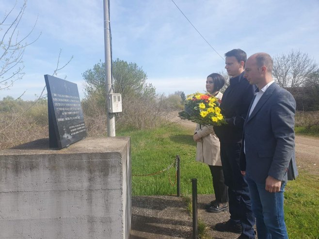 Sijekovac, položeno cvijeće (Foto: RTRS)