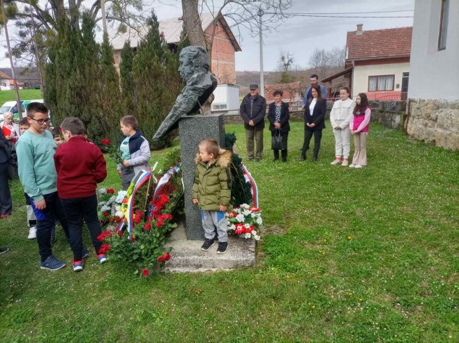 Ученици код бисте Бранка Ћопића - Фото: РТРС