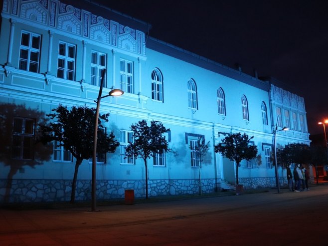 Народна библиотека “Бранко Радичевић“ у Дервенти освијетљена je плавом бојом - Фото: РТРС