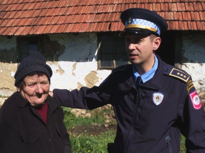 Полицајци помажу баки Невенки Малинић - Фото: РТРС