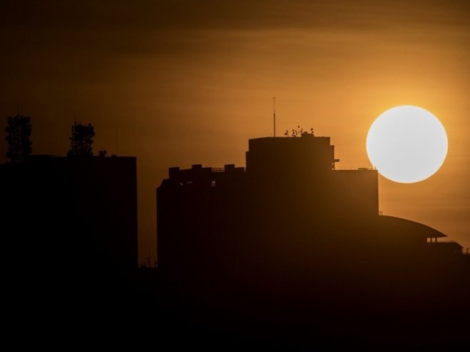 Сунце (Фото:  EPA-EFE/MIGUEL GUTIERREZ) - 
