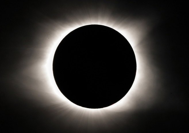 Помрачење сунца (Фото: EPA/ERIK S. LESSER/илустрација - 