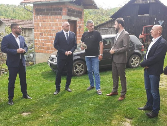 Егић и Јавор у посјети борцу Драгану Чичи Егић и Јавор у посјети борцу Драгану Чичи - Фото: РТРС