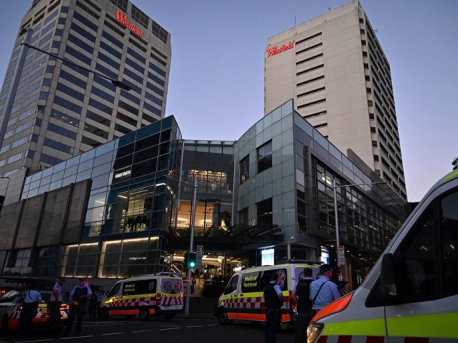 Сиднеј - напад ножем у тржном центру (Фото: EPA-EFE/STEVEN SAPHORE) - 