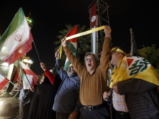 Slavlje Iranaca nakon napada na Izrael (Foto: EPA-EFE/ABEDIN TAHERKENAREH)