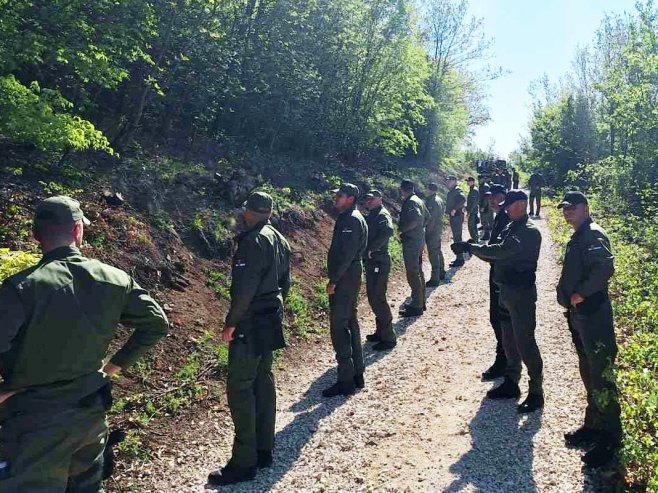 Полиција у потрази за тијелом дјевојчице (Фото: Танјуг/МУП Србије) - 