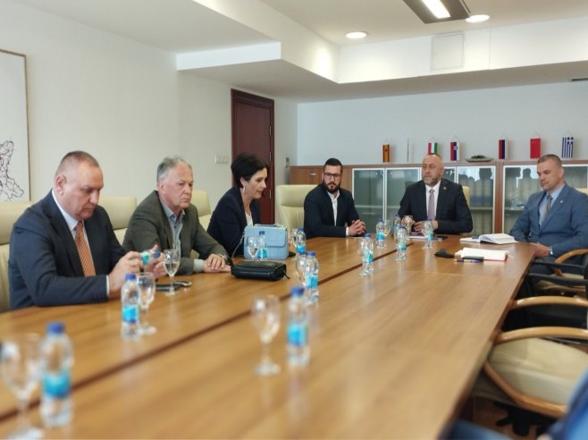 Министар Егић са предсједницима организација и удружења проистеклих из Одбрамбено-отаџбинског рата Министар Егић са предсједницима организација и удружења проистеклих из Одбрамбено-отаџбинског рата - Фото: РТРС