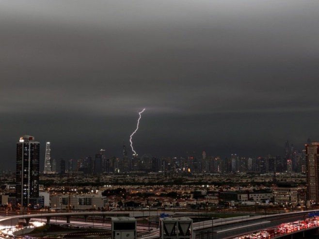 Дубаи, невријеме (фото: EPA-EFE/ALI HAIDER) - 