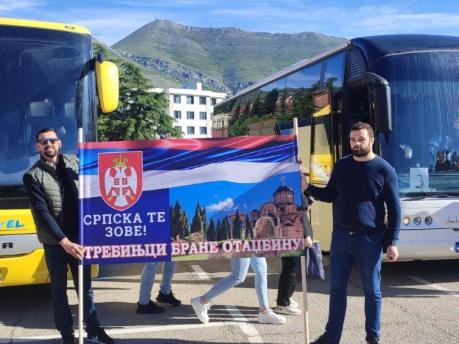 Из цијеле Српске грађани иду у Бањалуку на митинг "Српска те зове"; Аутобуси стижу из Требиња, Власенице, Зворника... (ВИДЕО)