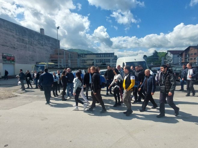 Братунац, полазак на народни митинг Братунац, полазак на народни митинг - Фото: РТРС