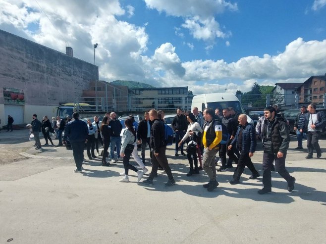 Грађани Братунца организовано кренули на митинг подршке "Српска те зове"