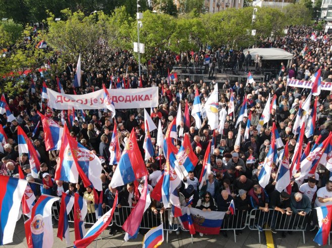 Србин из Сребренице којем су муслимани убили породицу заплакао на митингу док је причао шта је преживио (ВИДЕО)